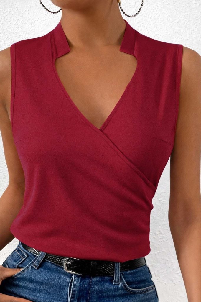 Kadın Kolsuz Hakim Yakalı Kalp Yaka Detaylı Sandy Bluz , 31372